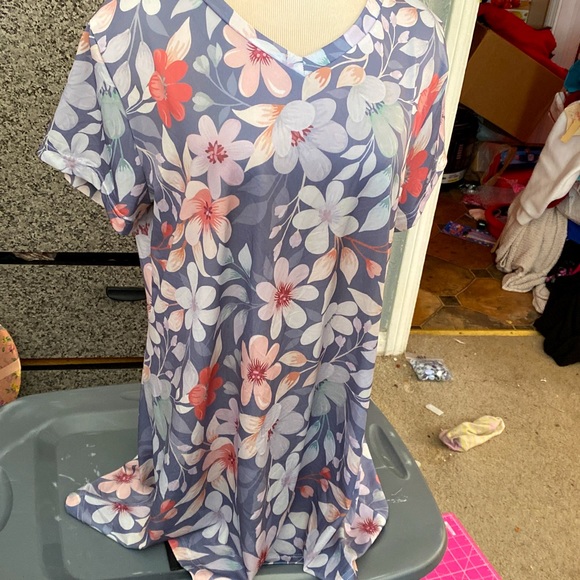 New Bon Apple Tea | Gray & White Floral V-Neck Short-Sleeve Top- size Large - Picture 1 of 12